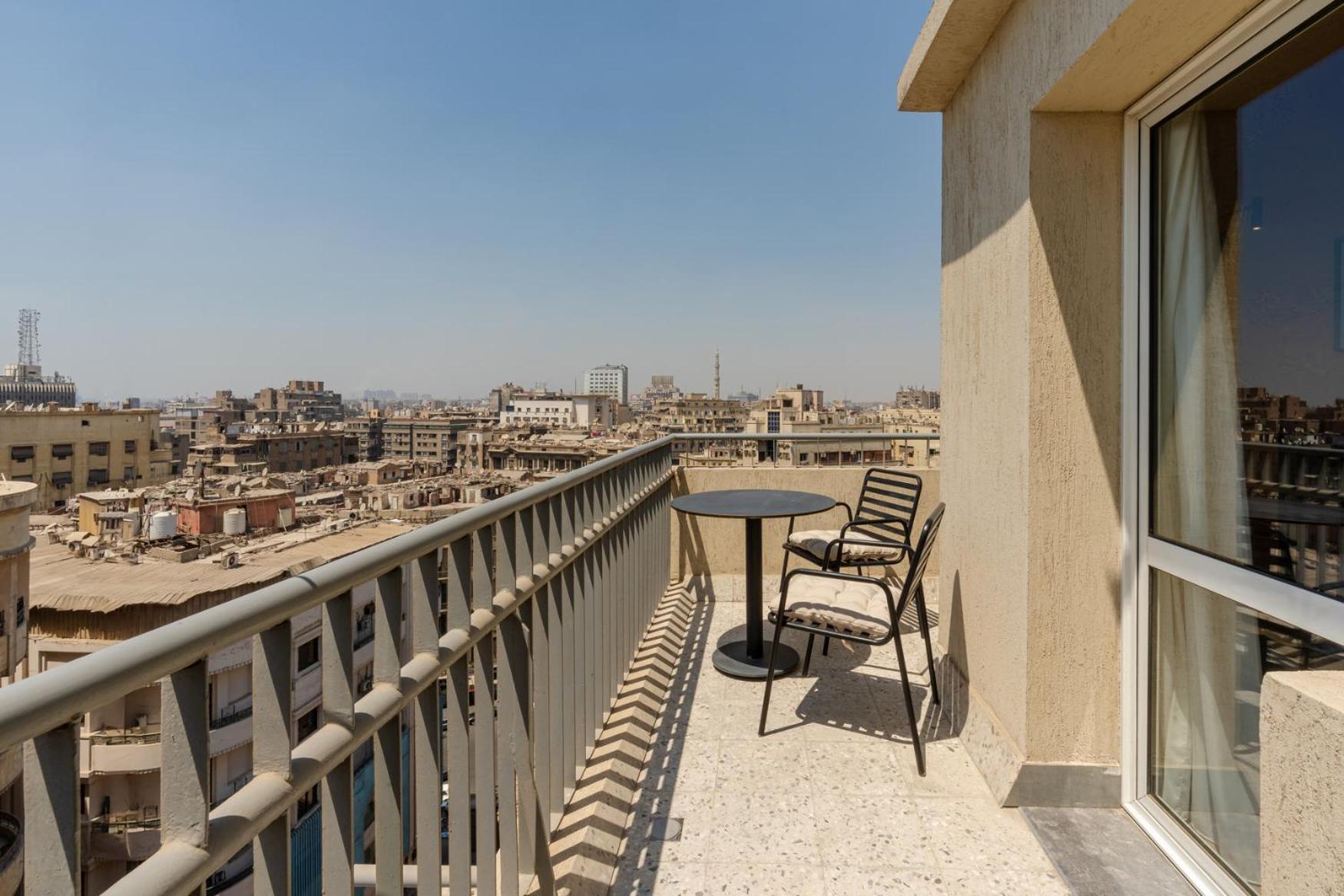 Grey L Downtown Ouzonian House * Le Caire
