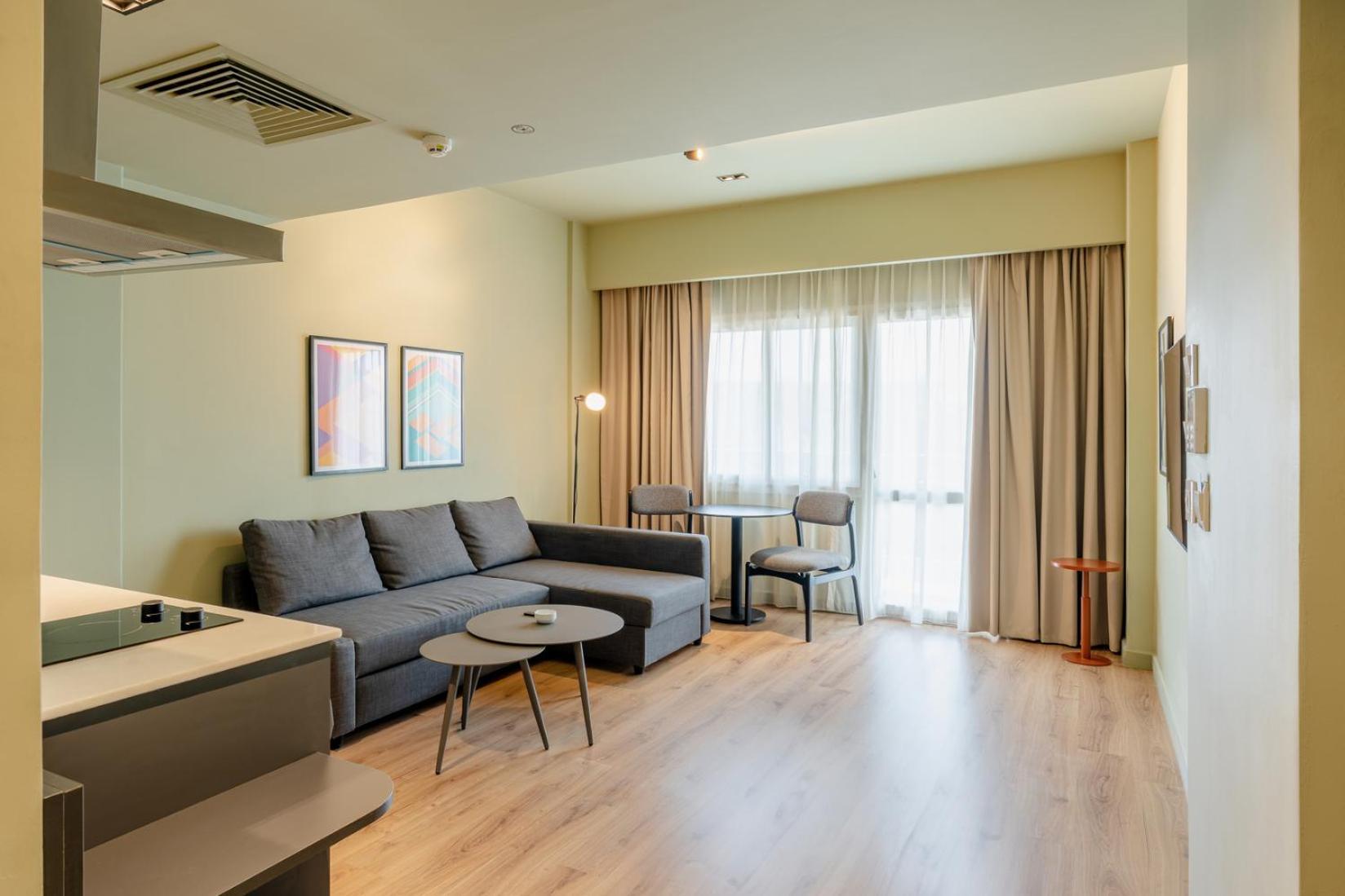 Grey L Downtown Ouzonian House * Le Caire